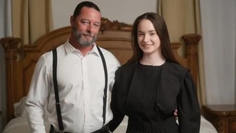 Tecrübeli Bir Aşık, Üvey Kızını, Iyi Donanımlı Ve Zevk Konusunda Yetenekli, Seçtiği Oyuncak Olarak Alıyor.