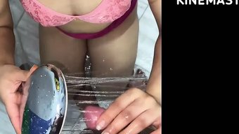 Doğal Göğüslü Desi Genç, Banyoda Derin Boğaz Sakso Çekiyor