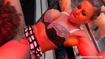 Bir Grup Kadın, Bir Kulüpte Oral Ve Penetratif Seksle Birden Fazla Erkeği Zevklendiriyor