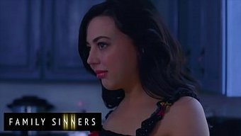 Whitney Wright, Yeni Üvey Erkek Kardeşiyle Ilk Buluşmalarında Tutkulu Bir Seksin Tadını Çıkarıyor