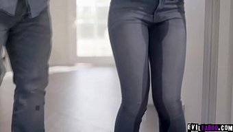 Üvey Kız Kardeşinin Kendini Tatmin Etmesini Ve Kazara Idrar Yapmasını Izlemekten Üvey Oğlunun Uyarısı