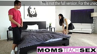 Anne Ve Oğul, Yakalanmış Üçlüde Genç Kızı Kadına Boşalma Ile Tanıştırıyor