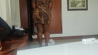 Gizli Kamera, Seksi Hizmetçinin Otel Odasında Yaramazlık Yaptığını Yakalıyor