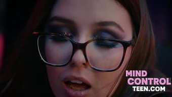 Leana Lovings'In Büyüleyici Güçleri Unutulmaz Bir Üvey Kız Kardeşi Üçlüsüne Yol Açıyor