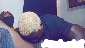Siyah Bir Adam, Üvey Kız Kardeşi Tarafından Baştan Çıkarılıyor Ve Televizyon Izlerken Onunla Seks Yapıyorlar.