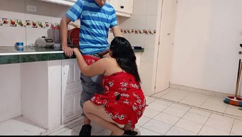 Üvey Annem Bana Onu Nasıl Tatmin Edeceğimi Öğretiyor Ve Neredeyse Üvey Babam Tarafından Yakalanıyoruz.