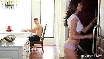 Muz Ve Profesyonel Yetişkin Aktrisle Sıcak Bir Karşılaşma