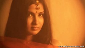 Hintli Milf, Egzotik Hareketleriyle Baştan Çıkarıyor