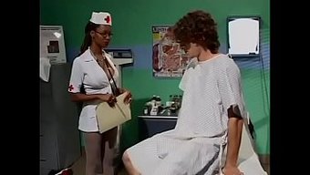 Naylon Üniformalı Seksi Hemşire, Hastasını Oral Seks Ve Yüzüne Boşalma Ile Tedavi Ediyor