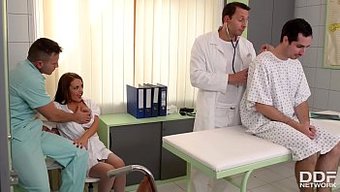 Avrupa Kliniğinde Kıvrımlı Milf Ile Sert Üçlü