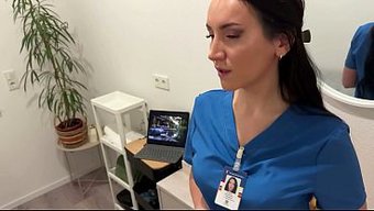 Üvey Annem, Masöz Olarak Dizlerimi Yağ Ve Ağızla Iyileştirdi.