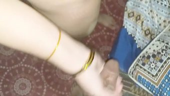 Desi Kız, Samimi Bir Hint Seks Videosunda Amcasının Penisiyle Cinsel Arzularını Keşfediyor