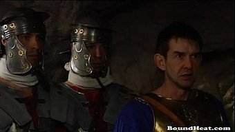 Kayganlaştırıcı Uygulaması Sonrası Bdsm Tesliminde Genç Kadınlar