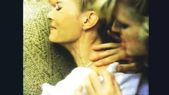 Vintage Sekreterler Acımasız Lezbiyen Buluşmasına Ikna Edildi