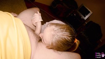 Sarışın Genç, Evli Arkadaşının Kocasıyla Oral Buluşma Sırasında Spermi Yutar.