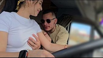 Sütyen Yok, En Sevdiği Uber Müşterisini Alırken Sadece Bir Külot.