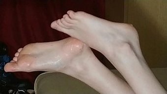 Genç Bir Genç Kızın Bir Penisi Tahrik Ettiği Ve Ayaklarına Boşaldığı Hd Video