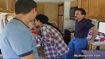 Amatör Üniversite Öğrencileri, Bir Latin Kadınla Grup Seks Yapıyorlar