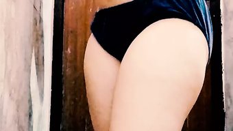 Hintli Bebek, Sıcak Seks Kaseti Sırasında Yaramaz Oluyor Ve Pis Konuşuyor