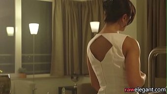 Tıraşlı Amı Olan Muhteşem Bir Bebek Çift Penetrasyona Uğruyor Ve Spermlerle Kaplanıyor