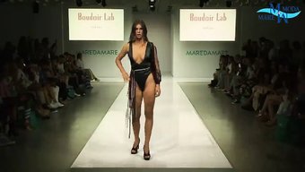 Avrupalı Anne Ve Zayıf Gençler Iç Çamaşırı Podyumunda