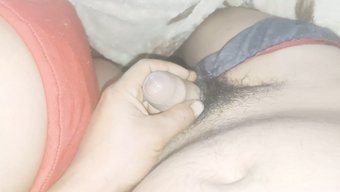 Genç Hintli Kız Büyük Doğal Göğüsleriyle Kendini Tatmin Ediyor