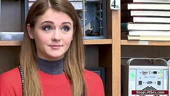 Rosalyn Sphinx, Küçük Göğüsleri Ve Piercingleriyle Sıcak Bir Seks Sahnesinde Hakimiyet Kuruyor