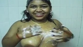 Ilk Kez Hintli Genç, Büyük Siyah Yarrağa El Işi Yapıyor