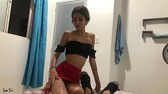 Iç Çamaşırındaki Üvey Kız Kardeş, Üvey Erkek Kardeşini Sıcak Bir Sahne Için Baştan Çıkarıyor.