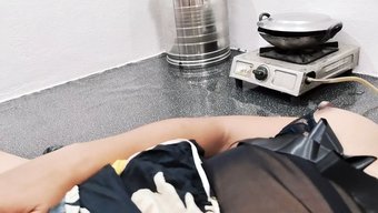 Hintli Ev Kadını Mutfakta Sert Bir Şekilde Beceriliyor