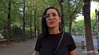 Natascha'Nın Ilk Anal Deneyimi, Büyük Bir Yarrağı Nakit Ve Dövmeler Için Çekildi