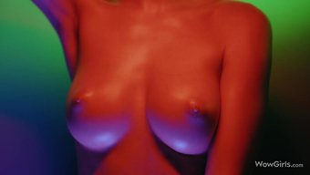 Dünyanın En Ateşli Modellerinden Sonya Blaze, Kusursuz Fiziğini Çarpıcı Bir Solo Performansla Sergiliyor