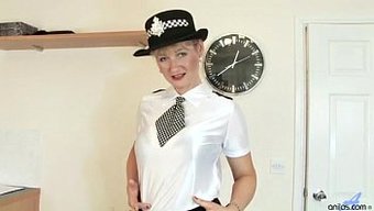 Göğüslü Milf Oyuncaklarla Kendini Tatmin Ediyor