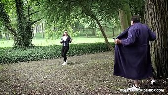 Yaşlı Adam, Genç Sporcuya Uygunsuz Bir Teklifle Sürpriz Yapıyor