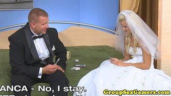 Şık Sarışın Düğün Misafiri Yemek Ve Oral Zevk Paylaşıyor