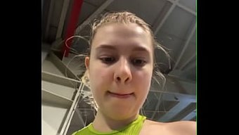 Fitness Ve Zevk: Kendi Kendine Zevk Alma Ve Oyuncak Oyunu Ile Spor Salonu Antrenmanı