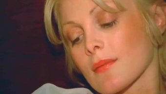 Klasik Porno Videosunda Aşırı Ateşli Üniversiteli Kız Celestine