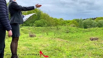 Amatör Sekreter Açık Havada Arkadan Sertleşiyor