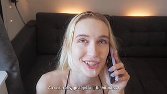 Sarışın Karısı Kocasıyla Telefonda Konuşurken Arkadaşından Yüz Sikişi Ve Oral Seks Alıyor