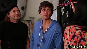 Büyük Göğüslü Çarpıcı Bir Esmer Yetişkin Film Oyuncusu, Bir Adamın Özel Üyesine Coşkulu Bir Oral Zevk Verir.