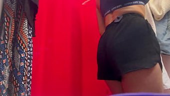 Giyinme Odasında Gizlice Kaydedildi: Dolgun Kıvrımlara Ve Belirgin Meme Uçlarına Sahip Bir Kız