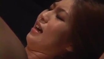 Bdsm Çifti, Yoğun Bir Yerleştirme Ve Fışkırma Orgazmının Tadını Çıkarıyor.