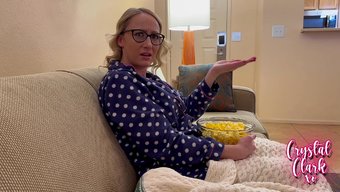 Yan Dairedeki Güzel Kız, Üvey Annesinden Yüzüne Boşalma Alıyor.