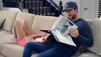 Lucy Doll, Sıkı Babasından Heyecan Arıyor