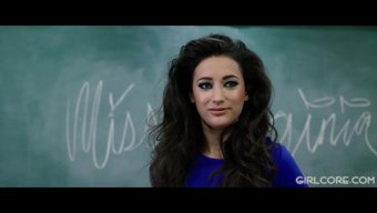 Angela White Ve Georgia Jones, Çıplak Bir Lezbiyen Buluşmasında Itaatsiz Okul Kızlarına Bir Ders Veriyorlar