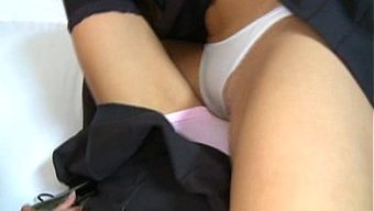 Genç Bayan Harmony, Finishing School'Da Oral Becerilerini Öğreniyor