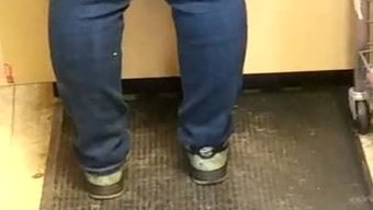 Büyük Bir Popoya Sahip Çarpıcı Siyah Siyah Siyah Siyah Tenli Kadın Sergilendi