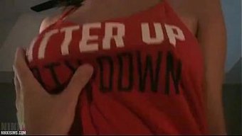 Patron Nikki Sims Sert Bir Şekilde Beceriliyor