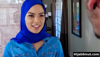 Genç Müslüman Kız, Taşıyıcılarla Üçlü Yapıyor Ve Harika Bir Oral Seks Yapıyor