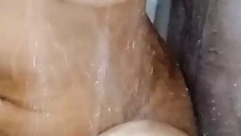 Hintli Genç, Duygusal Masaj Videosunda Amını Yalayıp Parmaklıyor